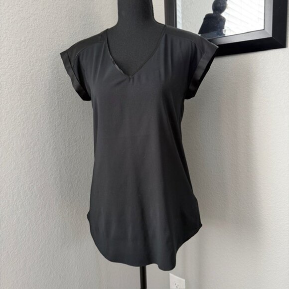 EXPRESS Black V-Neck Short Sleeve Blouse Small - Picture 2 of 12